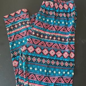 Super soft leggings, Aztec looking print, excellent condition